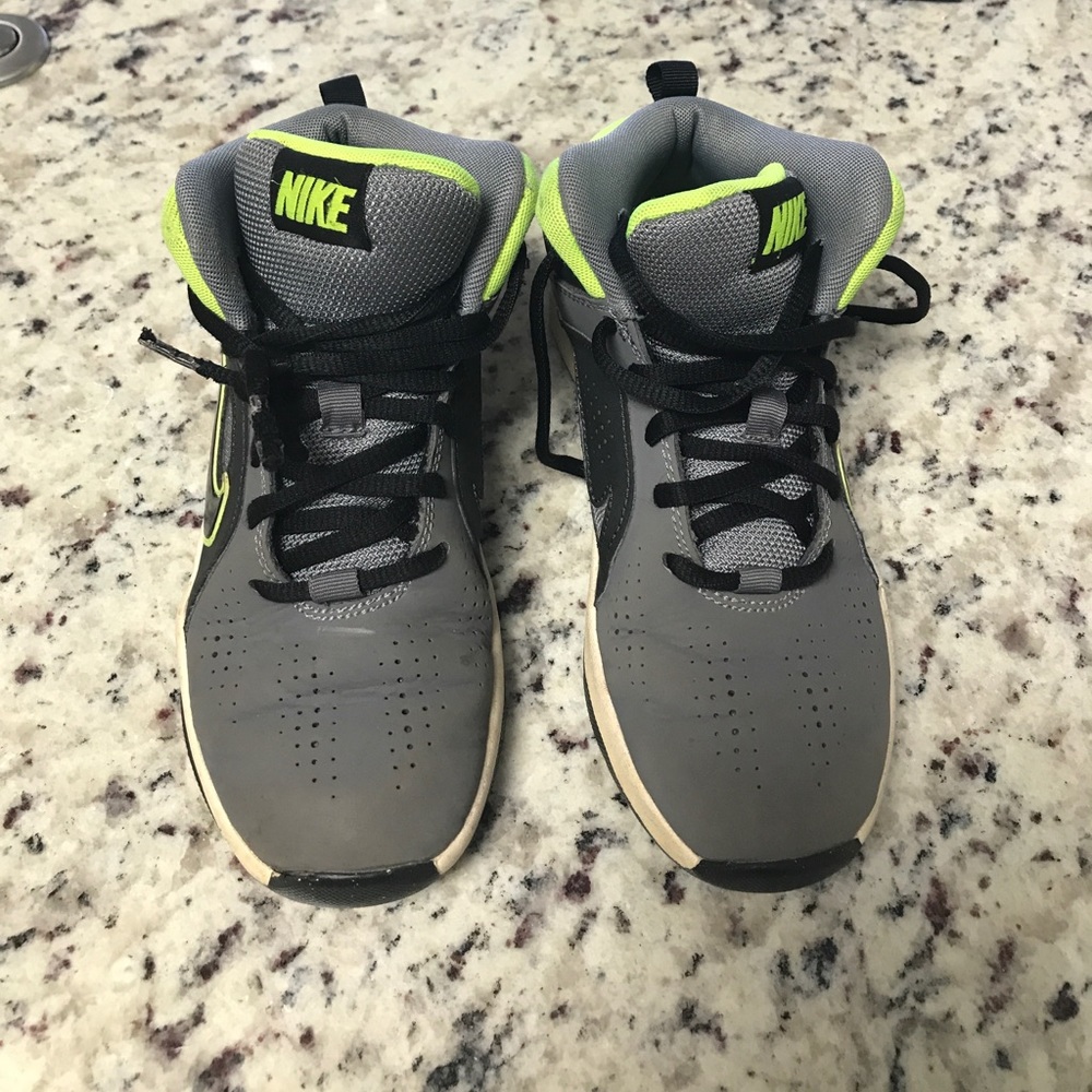 Nike • Team Hustle D 6 Kids Basketball Shoes • 1.5